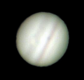 Las Rozas-Jupiter-08-08-08-2258.jpg -       TRANSICI�N DE �O SOBRE J�PITER-V      * Fecha:   08-08-2008 hora 22:58     * Lugar:   Las Rozas de Madrid (Madrid)     * Telescopio:   Celestron C6-N 150/750     * Montura:   CG5-GT     * C�mara:   Webcam SPC900 sin modificar     * M�todo:   Ocular 10 mm + lente barlow(2x)+ filtro amarillo     * Procesado:   V�deo de 120 s. (600 frames) tomado con QCFocus y procesado con IRIS y Photoshop     * Visibilidad:   Regular   